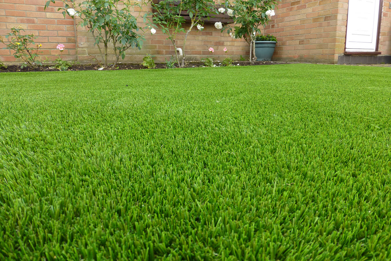 What are the Advantages of Artificial Grass for Home Deco?