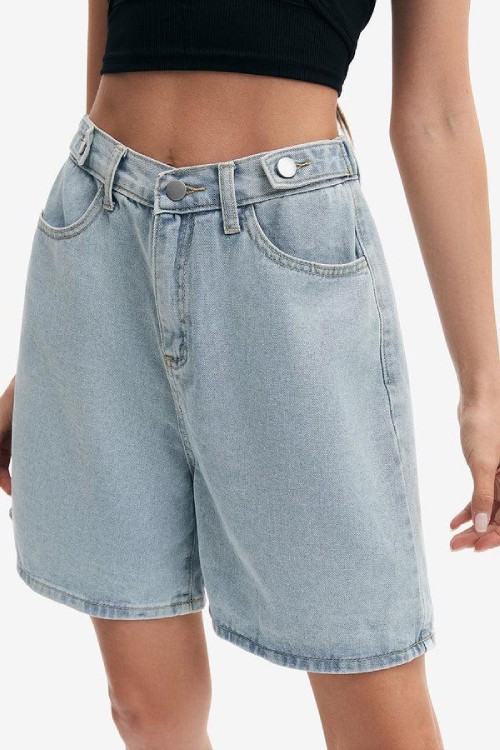 How to be trendy with denim shorts?